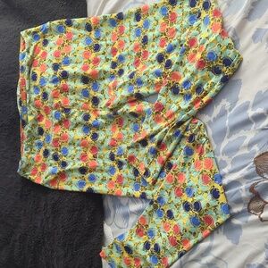 Lula Roe leggings. Tall & curvy. Multicolor tulip pattern.